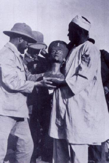 Presntation of the nefertiti bust on site: excavation leader Professor Hermann Ranke (left), a foreman (right) and two visitors from Saxony (in the background), December 6, 1912;  ibid., Fig. p. 17