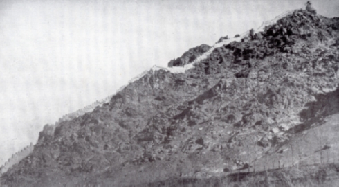 Abb. 24: Kabul. Während der arabischen Eroberung im 8. Jh. n. Chr. ließ die im Raum Kabul bis Punjab regierende Kabulschah- Dynastie auf zwei Bergen, die das Tal von Kabul beherrschen, nach dem Vorbild der chinesischen Mauer eine Verteidigungsanlage bauen (Foto: DAFA).