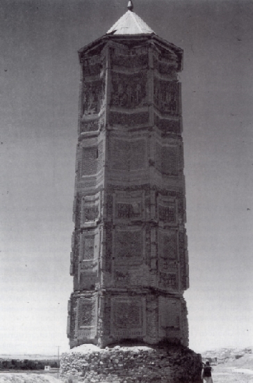 Abb. 25: Ghazni. Das Minarett des Masud III. (1099-1114). Foto: H. W. Mohm.