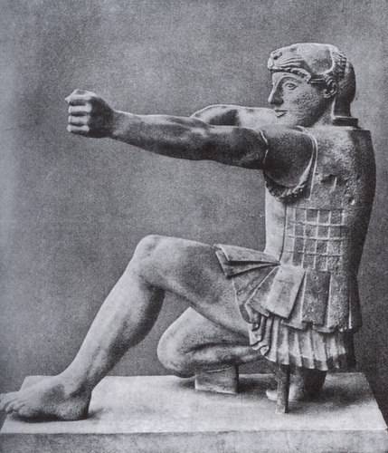 Abb. 26: Herakles aus dem Ostgiebel des Aphaiatempels von Aegina, um 500 v. Chr., Marmor, aus: Curtius, Die klassische Kunst Griechenlands, 1938; Adolf Furtwängler pries an den 1901 von ihm in Ägina ausgegrabenen Giebelskulpturen (Abb. 26) deren "eminente Spannkraft und Energie" und fügte exklamatorisch hinzu: "Diese Bewegungen sollen nicht ausdrucksvoll sein ! [...] Diese Menschen kennen kein Sichnachgeben, kein Sichgehenlassen; nur der Tod selbst kann ihnen die Spannung rauben - ein Geschlecht, das nimmer müde wird noch matt, immer froh und frisch, immer arbeitsfreudig, immer bereit, den sehnigen, in Muskelübung gestählten Körper zur Tat voll einzusetzen." (op. cit., ibid., S.119)