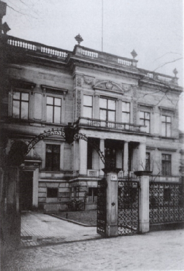 Abb. 3  Villa Simon, Tiergartenstraße 15 a, erbaut von Carl Schwattlo, fertiggestellt 1886. Im Zweiten Weltkrieg ausgebrannt, in den fünfziger Jahren abgerissen. Heute steht auf diesem Grundstück die Baden-Württembergische Landesvertretung; ebd., S. 11