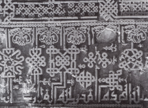 Abb. 30: Detailaufnahmen des Bogens (rawaq) der Medresse von Schah-i Maschhad. Sie zeigen die ghoridische Kunst in ihrer höchsten Blüte. Dort ist die Kufi- sowie Naskhi-Schrift verwendet worden (Foto: Glatzer)
