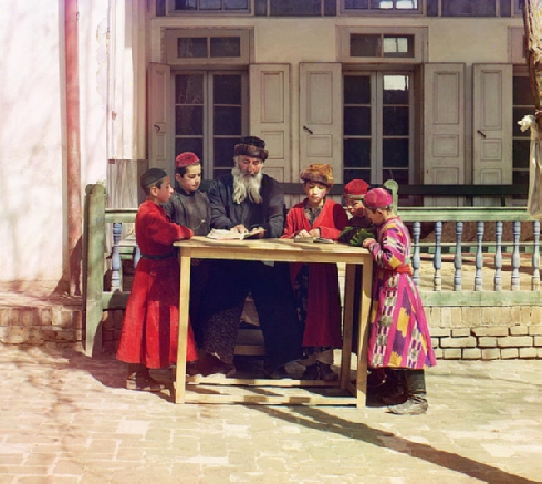 Gruppa evreiskikh mal'chikov s uchitelem. Samarkand: Group of Jewish children with a teacher. Samarkand ( between 1905 and 1915); digital color rendering from digital files from glass neg. - Sergei Mikhailovich Prokudin - Gorskii Collection (Library of Congress, Washington, D.C. 20540 USA).