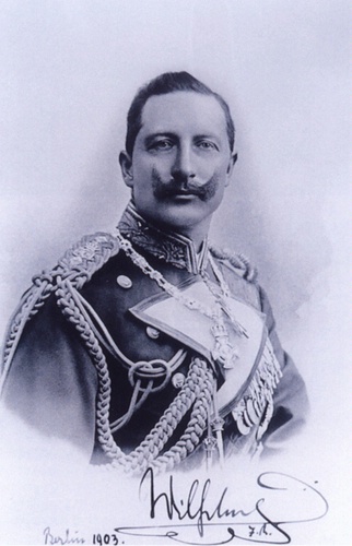 Kaiser Wilhelm II. in Paradeuniform, Fotografie mit der persönlichen Widmung "In dankbarer Anerkennung für die der Orientgesellschaft geleisteten werthvollen und unermüdlichen Dienste", 1903; ebd., Abb. S. 16