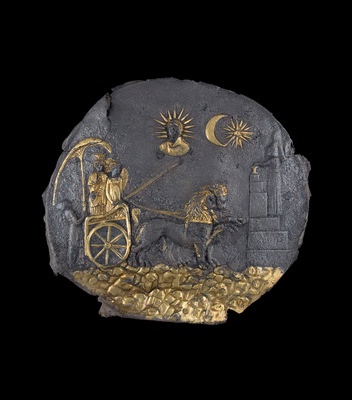 Fig. 10: Cat. No. 23: Ceremonial plaque depicting Cybèle (Aï Khanum, Temple with niches), beginning of the 3rd century BC (gilded silver, diameter: 25 cm(9 13/ 16)) - National Museum of Afghanistan © Thierry Ollivier / Musée Guimet