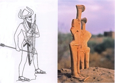 Il re accadico Naram-Sin nudo, con le scarpe e la cintura (Stele di Naram-Sin, 2250 a.C. circa), e le statuette maschili stanti trovate in AK9, stanza n.25.