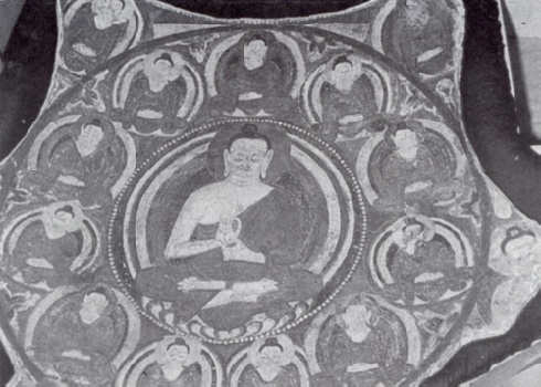Abb. 22: Kakrak, 5.-7. Jh. Das Deckengemälde aus einer Höhlenkapelle zeigt ein Mandala, in dessen Mitte sich ein sitzender Buddha in einem Kreis befindet, welcher von kleineren Buddha-Figuren in regenbogenfarbenen Aureolen umgeben ist; Foto: G. Djelani Davary