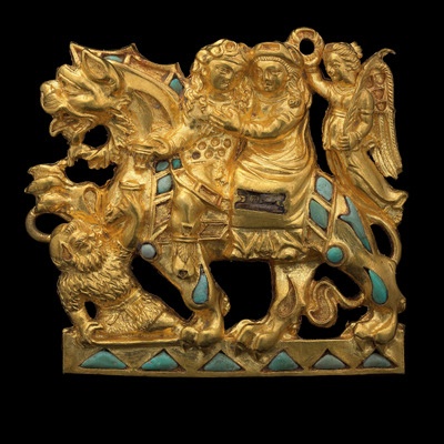 Fig. 17:  Cat. No. 136 Pair of clasps depicting Dionysos and Ariadne (Tillya Tepe, Tomb VI), 1st century BC - 1st century AD (gold and turquoise, h x d of left clasp: 6.6 x 6 cm (2 5/ 8 x 1/ 4); h x d of right clasp: 6.4 x 1.1 cm (2 1/ 2 x 7/ 16)) - National Museum of Afghanistan © Thierry Ollivier / Musée Guimet
