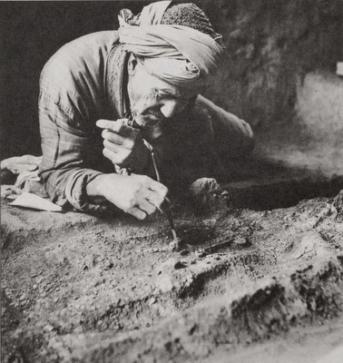 Excavations from Tillya Tepe, Tomb IV, Second quarter  of the 1st century AD. An Afghan archaeologist carefully uncovers the golden dagger from Tomb IV, 1978 - ©  Viktor Sarianidi, National Museum of Afghanistan  / Musée Guimet