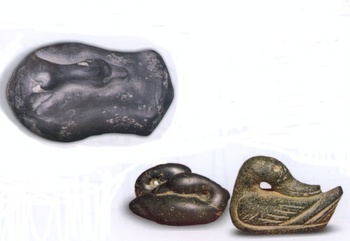 11. Pesi in ematite a forma di anatra di epoca paleo-babilonese (1200 ca a.C.). Le leggi sul controllo di pesi e misure erano molto severe e prevedevano il sequestro della merce e del credito. (Arch. Centro Studi Ricerche Ligabue); ibid., pg 18.