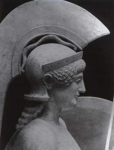 Abb. 15: Athena aus dem Tempel von Aegina, aus: Bulle, der Schöne Mensch im Altertum, 1898; ibid., S.68;  "Mit seinem großen Abbildungskompendium "Meisterwerke der griechischen Plastik" (1893) und den reich illustrierten "Denkmäler(n) griechischer und römischer Kunst" (1898) sowie dem im gleichen Jahr von seinem Schüler Heinrich Bulle herausgegebenen Bildband "Der schöne Mensch im Altertum" gab die Münchner Archäologie in der Zeit des anhaltenden Streits um die Gymnasialreform eine schlagende Antwort: Mit der Visualisierung des Materials demonstriere sie ihr Bestreben, die klassische Kunst einem breiten Publikum in einer Zeit zu vermitteln, als das Interesse am klassischen Bildungskanon im Verschwinden begriffen war. Die Abbildungskompendien erfüllten diese Aufgabe auf eine optisch einprägsame und ästhetisch angenehme Weise." (op.cit., ibid., S. 67-68)