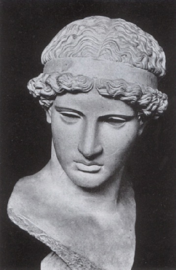 Abb. 27: Kopf der Athena, Marmor, Bologna, Museo Civico, aus: Bulle, Der Schöne Mensch, 1898; ibid., S.119; In seinem Aufsatz "Die griechische Schönheit" (1914) beschäftigte sich auch Heinrich Bulle mit der Ausdruckslosigkeit in den Gesichtern der griechischen Bildwerke (Abb. 27) In ihr sieht er "eine der Vornehmheiten der griechichen Kunst", welche "immer die Zuständlichkeit, das Bleibende, das Ewiggültige" suche und darum alles, was nur dem "Augenblick" gehöre, "hasse". Die Ausdruckslosigkeit der Skulpturen vergleicht Bulle bezeichnenderweise mit den Masken der Theaterschauspieler. Jenseits ihrer Funktion als optisches Hilfsmittel seien sie ein "eminentes Stilmittel" des griechischen Theaters gewesen und von dieser "Gesinnung" habe auch die bildende Kunst profitiert: "[...] was wären ein paar verzogene Gesichtsmuskeln gegenüber der tiefen stillen Sprache von Haltung und Bewegung in Händen und Kopf, in Gliedern und Falten ? Wo das Ganze spricht, mag der flüchtige Anzeiger des Inneren, die Miene, sich bescheiden zurückhalten, man bedarf dieses Nebensächlichen und Kleinen nicht [...]." (op. cit., ibid., S. 120)