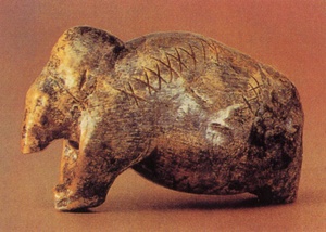 Mammut aus der Vogeherdhöhle,Schwäbische Alb, 25.000 -20.000 v. Chr., Mammutelfenbein, Länge  4,8 cm. Institut für Urgeschichte der Universität Tübingen; Abb. 1.5, ebd., S. 31.