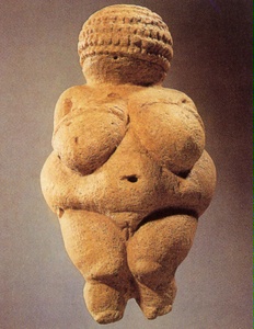 Venus von Willendorf, Österreich, 30 000-25 000 v. Chr., Kalkstein, Höhe 11,5 cm. Naturhistorisches Museum, Wien; Abb. 1.1, ebd., S. 30.