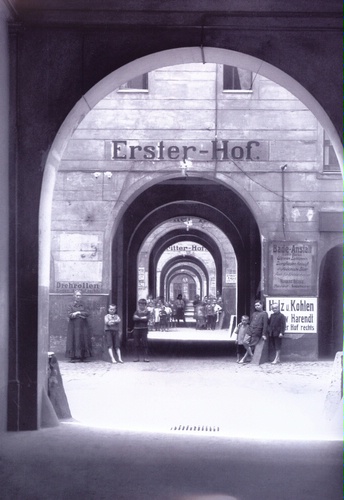 Das neue Berlin:"Das Haus mit den 6 Höfen und den vielen Kindern. Haus Meyershof in der Ackerstraße, im Norden Berlins", 1910; ebd., Abb. S. 138 - Foto: Willy Römer