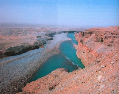 Der Hotan-Fluss kurz nach Erreichen des Tarim Beckens; ibid., S. 58.