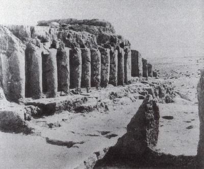 Abb.1: Die älteste Siedlung der vorgeschichtlichen Siedlung von Mundigak aus der Wende des 3. Jahrtausends zeigt Häuser aus Stampflehm, später aus Ziegeln auf steinernen Fundamenten; Foto: G. Djelani Davary
