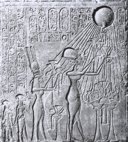 Echnaton und Nofretete in Anbetung des Sonnengottes Aton (Replikat eines Reliefs); Quelle: IKA, Zeitschrift für Internationalen KulturAustausch, Ausgabe 67/68 (April 2007), S. 21.
