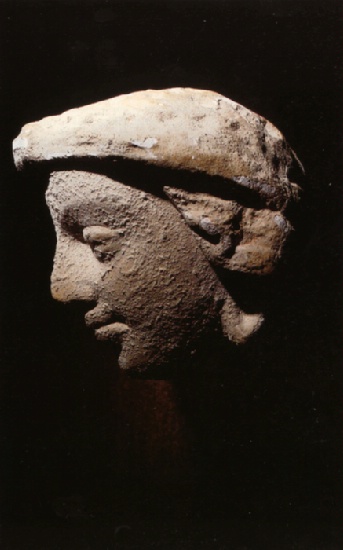 Abb. 18: Hadda, 2. Periode, 5.-7. Jh., Stuck. Kopf eines Menschen, vielleicht eines Mönches, mit Mütze; Privatsammlung Fritz Mamier (Foto: Hans-Joachim Risto)