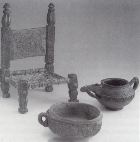 Abb. 49: Nuristan: Stuhl und Töpfe, die die hohe Kunst in der Holzschnitzerei zeigen; Privatsammlung H. W. Mohm (Foto: Josef Brockschnieder)