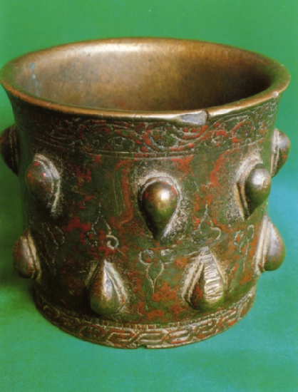 Abb. 35: Ghazni. 12-13. Jh. Mörser aus Bronze, mit mandelartigen Formen verziert; Privatbesitz Fritz Mamier (Foto: Hans-Joachim Risto)