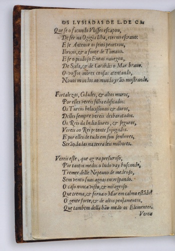 Abb. 1: Auszug aus der Erstausgabe der Lusiaden von Luis de Camões 1572. In der 45. Strophe des Zweiten Gesanges findet sich die Zeile, dass Portugal der  Welt "Neue Welten"  zeigen werde (NOUOS MUNDOS AO MUNDO YRĀO MOSTRANDO), Kat.-Nr. IX.26; ibid., S. 15.