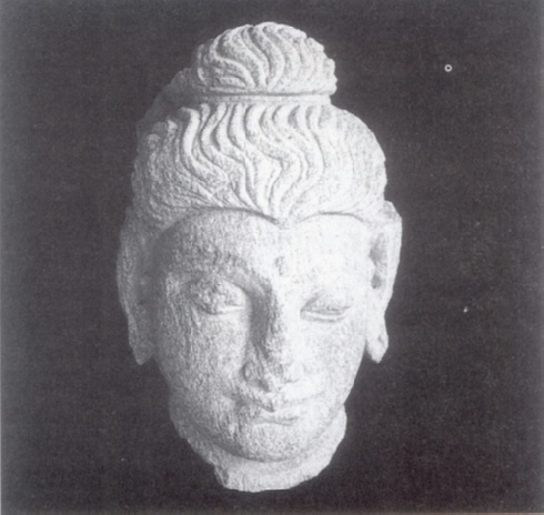 Abb. 5: Hadda, 1. Periode, 2. Jh. n. Chr., Schiefer. Kopf Buddhas mit deutlich hellenistischem Einfluß; Privatsammlung Fritz Mamier (Foto:Hans-Joachim Risto)
