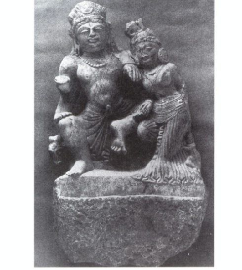 Abb. 23: Tepe Skandar, 7.-8. Jh. Dieses hinduistische Marmorbild zeigt Umamaheschvara, d.h. den Gott Schiwa und seine Gemahlin Parvati; Foto: G. Djelani Davary