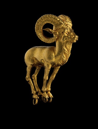 Fig. 1: Headdress ornament in the form of a ram (Tillya Tepe, Tomb IV), Ist century BC - 1st century AD (cat. 108), gold, h x w x l: 5.1 x 1.9 x 3.6 cm (2 x 3/4 x 1 3/ 8) - National Museum of Afghanistan © Thierry Ollivier / Musée Guimet