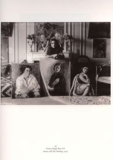 Buchansicht / Tafel 18: Umrao Singh Sher-Gil, Amrita with Her Paintings (Amrita mit ihren Gemälden), 1930; Schwarzweiß-Photographie (Wohnung der Familie Sher-Gil in Paris), Sammlung  Vivan und Navina Sundaram, New Delhi - Copyright Vivan und Navina Sundaram