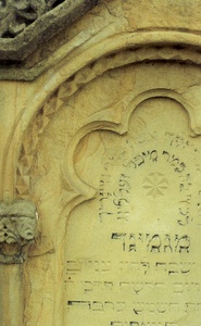 Abb. IX: Grabstein Nr. 1429 (1877), Detail: Der feinkörnige, hellockergelbe Eisensandstein des Braunen Jura ß ist durch rötlichbraune Limonitausscheidungen gebändert (Aufn. 1999, W.-D. Grimm); ebd., S. 219.