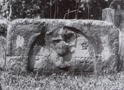 Stein Nr. 1 ( am ursprünglichen Standort erhaltener Stein; Aufn. 2000): Levit Samuel, 1. Hälfte 17. Jh. (Abb). Querformatiger Stein mit leicht abgewitterten Ecken. Eingetieftes, steil rundbogig geschlossenes Schriftfeld mit waagrechter hebr. Inschrift. Eingetiefte Bogenzwickel in den oberen Ecken, darunter auf dem Außenrand beidseitig runde Ornamente eingeritzt. Im Bogenfeld z.T. über der Inschrift, z.T. von ihr flankiert, schlanke Levitenkanne in Dreiviertelrelief. Fast völlig eingewachsen bzw. zugeschüttet. Grobkörniger Burgsandstein. Sehr stark abgewittert. H: 43 cm; B: 83 cm: T: 14 cm.; ebd., S. 375.