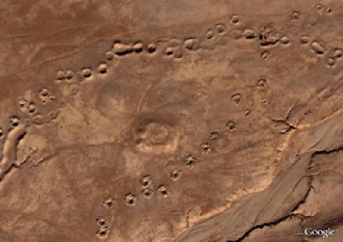 Abb. 4: SA2_101 - ein befestiger Tepe mit Karez-Abraumhügeln aus jüngerer Zeit - © ASAGE-Project