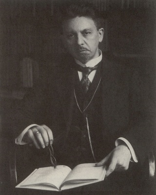 Karl Scheffler um 1914 (Foto: Matzdorff. Karl Scheffler Archiv der Akademie der Künste Berlin: KSA Nr. 687. Mit freundlicher Genehmigung);  Abb.2, ibid, S. 165.