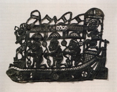 Abb. 10: Mameluckisches Schiff mit Bogenschützen, Schattenspielfigur, ägypten, 15. Jahrhundert, Kat.-Nr. III.23; ibid., S. 39.