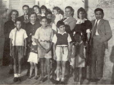 Ein Schnappschuss der Familien said und Mansour, die Vettern zweiten Grades meines Vaters. Er zeigt uns alle ein letztes Mal beisammen, bevor wir uns un alle Himmelsrichtungen verstreuten; im Hause Mansour, etwa 1946/47.