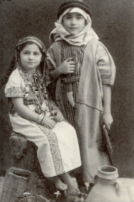 Wie meine Schwester Rosy trage ich ein traditionelles palästinensisches Gewand; Jerusalem 1941.