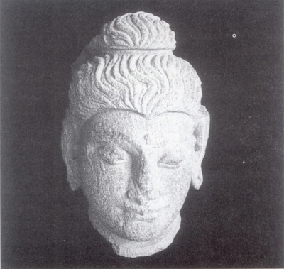 Abb. 5: Hadda, 1. Periode, 2. Jh. n. Chr., Schiefer. Kopf Buddhas mit deutlich hellenistischem Einfluß; Privatsammlung Fritz Mamier (Foto: Hans-Joachim Risto)