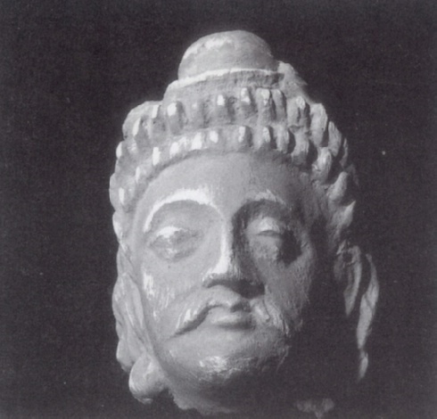 Abb. 19: Hadda, 2. Periode, 5.-7. Jh., Stuck, Kopf eines Bodhisattvas; Privatsammlung Fritz Mamier (Foto: Hans-Joachim Risto)