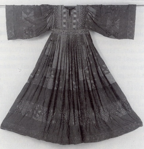Abb. 48: Ein aus verschiedenen bunten Stoffen genähtes Frauenkleid; Privatsammlung H. W. Mohm (Foto: Josef Brockschnieder)