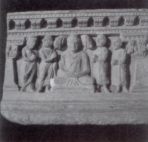 Abb. 9: Hadda, 1. Periode, 2. Jh., Schiefer, Buddha-Relief; Privatsammlung Fritz Mamier (Foto: Hans-Joachim Risto)