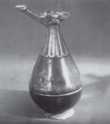 Kleine Bronzekanne aus dem 13./14. Jahrhundert mit blätterartigem Dekor am Hals. Sie wurde vermutlich zum Aufbewahren wertvoller Öle, eventuell Rosenwasser verwendet. Die Tülle läßt, wenn man sie auf den Kopf stellt, einen Elefantenkopf mit Rüssel erkennen; Foto: Hans-Joachim Risto