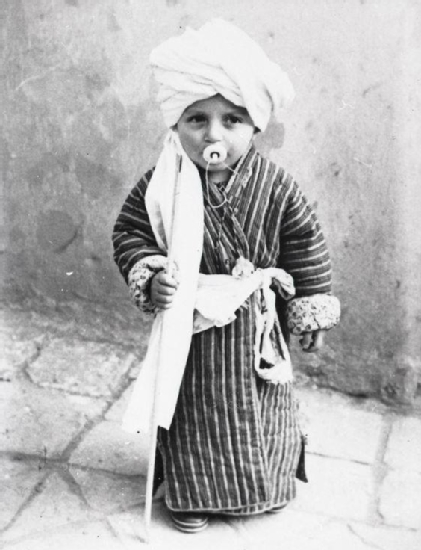 Fig. 19 The little boy Eliyahu Bezalel wearing a  turban made of white cotton  Herat, Afghanistan ca. 1910 - Collection of Eliyahu Bezalel, Holon - The Israel Museum, Jerusalem