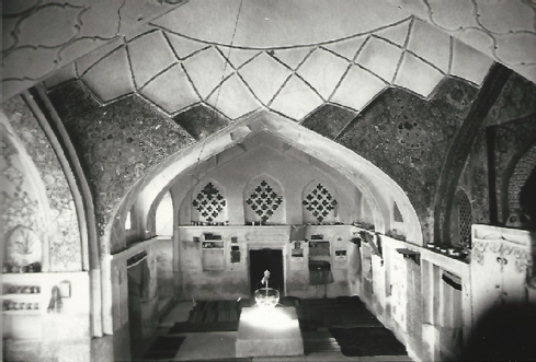 Fig. 33 The Mullah Yoav Synagogue used as a living room in 1973 - Courtesy of Werner Herberg, 1973 (www.museo-on.com)