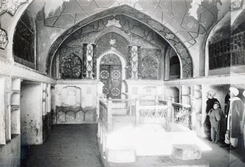 Fig. 32 The Mullah Garji, or Mullah Ashur Synagogue, in 1973 (now mostly in ruins); interior view showing the richly painted west wall with the aron ha-qodesh (ark) against the western wall - Courtesy of Werner Herberg, 1973 (www.museo-on.com)
