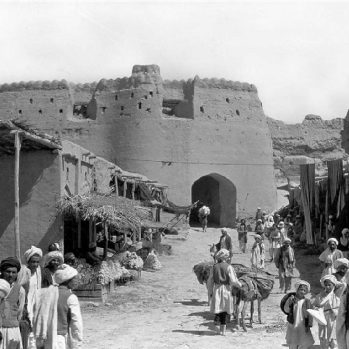 "Business Hugs at the Kandahar Gate at Herat" (1933) - Foto: Maynard Owen Williams, Auslandsfotograf für die National Geographic Society veröffentlicht in: National Geographic Magazine v. Januar 1933, Band LXIII, Nr.1. Die Aufnahme entstand im Rahmen der Citroen-Haardt Trans-Asiatic Expedition ("Croisière Jaune"). die Herat i, Mai 1931 erreichte.