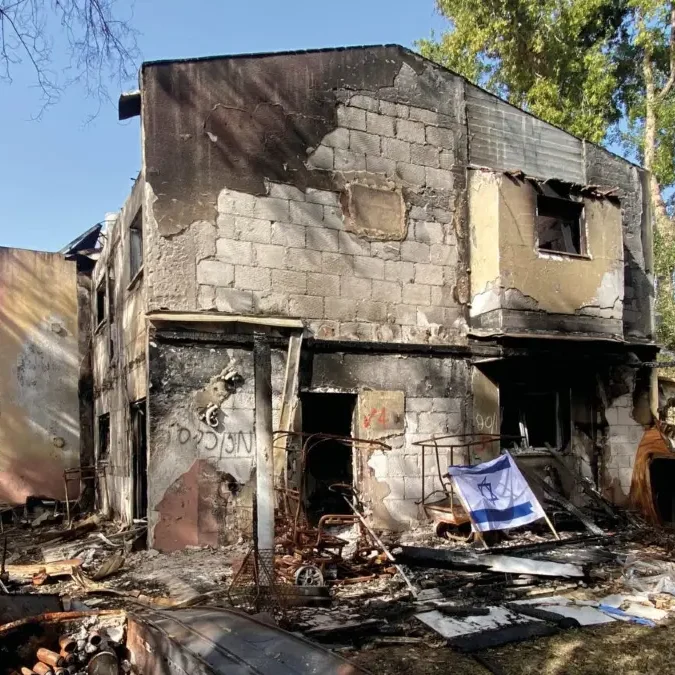 Zerstörung nach dem Angriff: das Ausmaß der Gewalt in den Kibbuzim Be’eri, Re’im und Nir Oz. Foto: Deutsch Israelische Gesellschaft Zerstörung nach dem Angriff: das Ausmaß der Gewalt in den Kibbuzim Be’eri, Re’im und Nir Oz.
Foto: Deutsch Israelische Gesellschaft