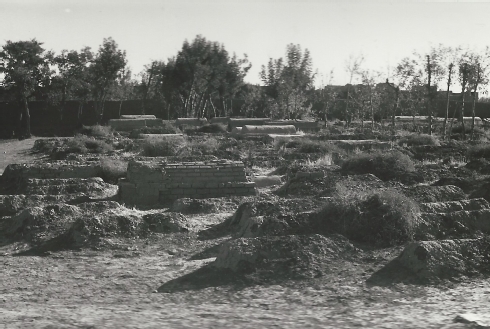 Im Zerfall begriffene ca. 250-300 Jahre alte aus Lemziegeln errichtete Gräber - Foto: Werner Herberg (1973) - ©Museo-on Im Zerfall begriffene ca. 250-300 Jahre alte aus Lemziegeln errichtete Gräber - Foto: Werner Herberg (1973) - ©Museo-on