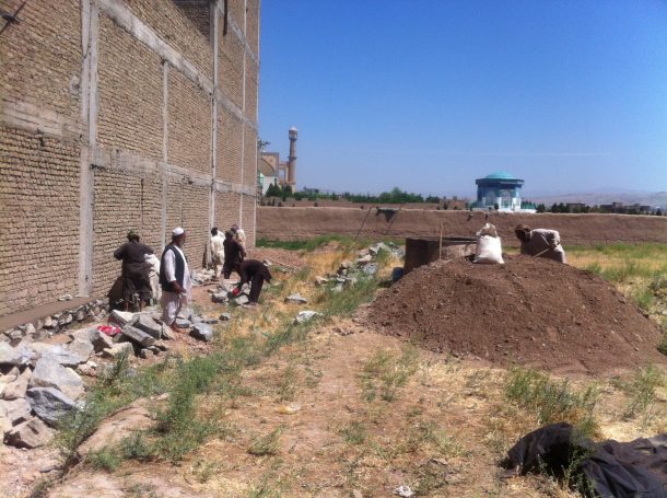 Abb. 11 Handwerker und Techniker beim Bau der  neuen  Mauer des jüdischen Friedhofs in Herat, 2015 ff- Foto: Saraj Sarajuddin-©Saraj S.