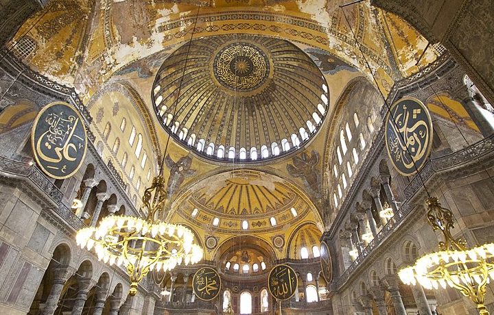 Innenraum der Hagia Sophia Konstantinopel / Istambul,Courtesy: Dean Strelau, 6 August 2011, 2.0 Generic license. Innenraum der Hagia Sophia Konstantinopel / Istambul,Courtesy: Dean Strelau, 6 August 2011, 2.0 Generic license.